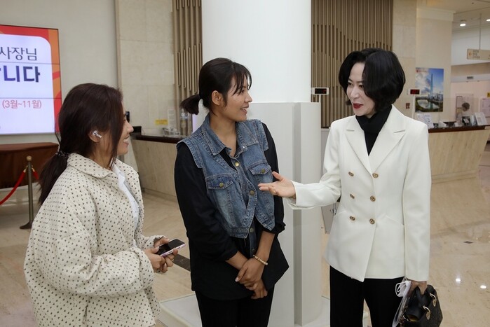 롯데재단, 당구여제 '스롱피아비'와 손잡고 외국인 근로자 건강검진 지원 